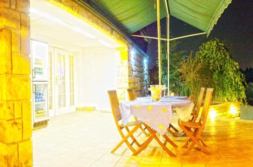 Penzion V Hluboké a Department Glamp Vsetín Exterior foto